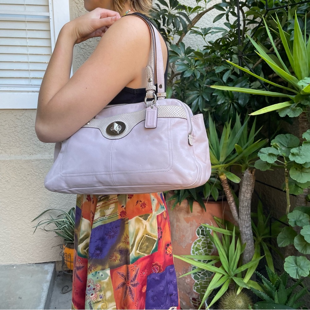 Vintage Y2K Light lilac/silver Coach Hampton Turn Lock leather bag